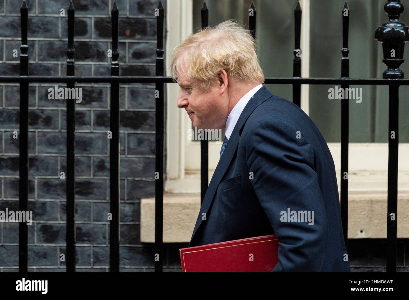 London, Großbritannien. 9. Februar 2022. Boris Johnson, Premierminister, verlässt die Downing Street 10, um Fragen des Premierministers (PMQs) im Unterhaus zu stellen. Der Premierminister steht unter dem Druck der Abgeordneten, sich für Kommentare zu entschuldigen oder sich zurückzuziehen, die der Labour-Vorsitzende Kier Starmer in der vergangenen Woche bei der Fragestunde im Zusammenhang mit dem Fall Jimmy Saville abgegeben hat. Kredit: Stephen Chung/Alamy Live Nachrichten Stockfoto London, Großbritannien. 9. Februar 2022. Boris Johnson, Premierminister, verlässt die Downing Street 10, um Fragen des Premierministers (PMQs) im Unterhaus zu stellen. Der Premierminister steht unter dem Druck der Abgeordneten, sich für Kommentare zu entschuldigen oder sich zurückzuziehen, die der Labour-Vorsitzende Kier Starmer in der vergangenen Woche bei der Fragestunde im Zusammenhang mit dem Fall Jimmy Saville abgegeben hat. Kredit: Stephen Chung/Alamy Live Nachrichten Stockfoto
