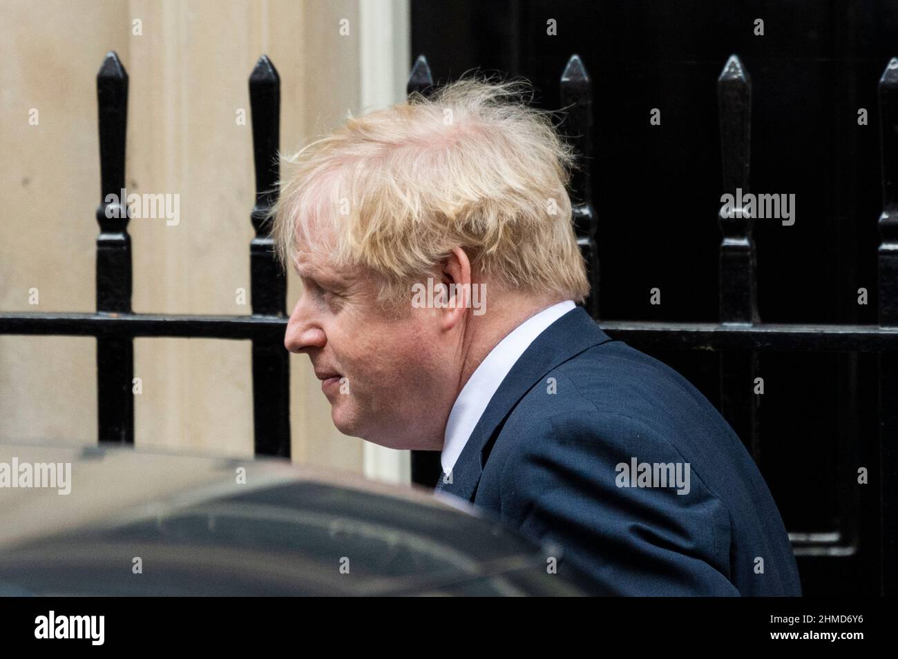 London, Großbritannien. 9. Februar 2022. Boris Johnson, Premierminister, verlässt die Downing Street 10, um Fragen des Premierministers (PMQs) im Unterhaus zu stellen. Der Premierminister steht unter dem Druck der Abgeordneten, sich für Kommentare zu entschuldigen oder sich zurückzuziehen, die der Labour-Vorsitzende Kier Starmer in der vergangenen Woche bei der Fragestunde im Zusammenhang mit dem Fall Jimmy Saville abgegeben hat. Kredit: Stephen Chung/Alamy Live Nachrichten Stockfoto London, Großbritannien. 9. Februar 2022. Boris Johnson, Premierminister, verlässt die Downing Street 10, um Fragen des Premierministers (PMQs) im Unterhaus zu stellen. Der Premierminister steht unter dem Druck der Abgeordneten, sich für Kommentare zu entschuldigen oder sich zurückzuziehen, die der Labour-Vorsitzende Kier Starmer in der vergangenen Woche bei der Fragestunde im Zusammenhang mit dem Fall Jimmy Saville abgegeben hat. Kredit: Stephen Chung/Alamy Live Nachrichten Stockfoto