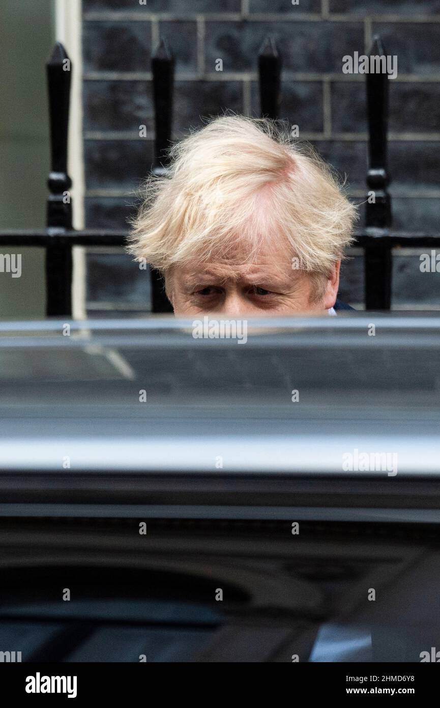 London, Großbritannien. 9. Februar 2022. Boris Johnson, Premierminister, verlässt die Downing Street 10, um Fragen des Premierministers (PMQs) im Unterhaus zu stellen. Der Premierminister steht unter dem Druck der Abgeordneten, sich für Kommentare zu entschuldigen oder sich zurückzuziehen, die der Labour-Vorsitzende Kier Starmer in der vergangenen Woche bei der Fragestunde im Zusammenhang mit dem Fall Jimmy Saville abgegeben hat. Kredit: Stephen Chung/Alamy Live Nachrichten Stockfoto London, Großbritannien. 9. Februar 2022. Boris Johnson, Premierminister, verlässt die Downing Street 10, um Fragen des Premierministers (PMQs) im Unterhaus zu stellen. Der Premierminister steht unter dem Druck der Abgeordneten, sich für Kommentare zu entschuldigen oder sich zurückzuziehen, die der Labour-Vorsitzende Kier Starmer in der vergangenen Woche bei der Fragestunde im Zusammenhang mit dem Fall Jimmy Saville abgegeben hat. Kredit: Stephen Chung/Alamy Live Nachrichten Stockfoto