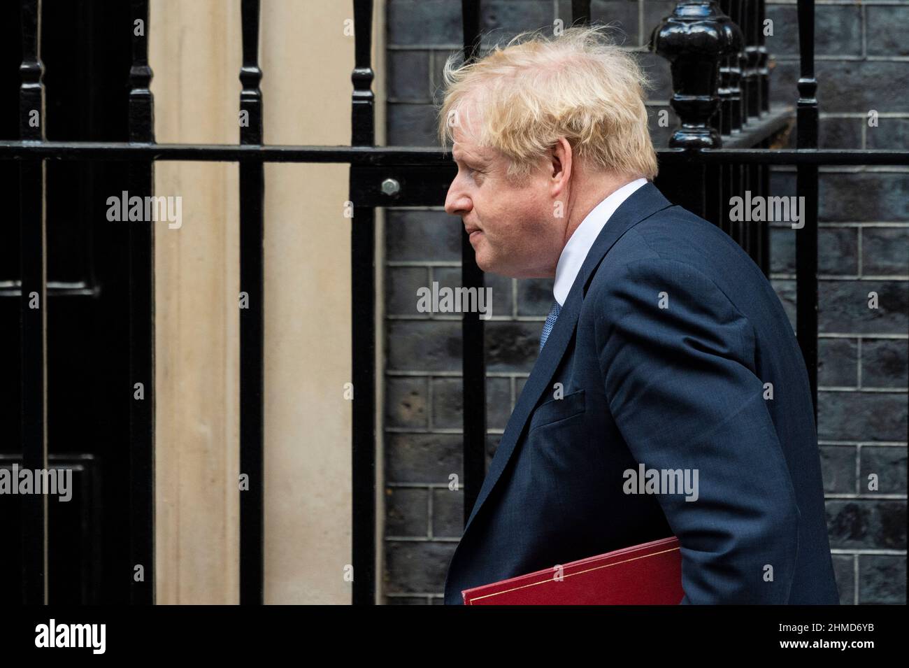 London, Großbritannien. 9. Februar 2022. Boris Johnson, Premierminister, verlässt die Downing Street 10, um Fragen des Premierministers (PMQs) im Unterhaus zu stellen. Der Premierminister steht unter dem Druck der Abgeordneten, sich für Kommentare zu entschuldigen oder sich zurückzuziehen, die der Labour-Vorsitzende Kier Starmer in der vergangenen Woche bei der Fragestunde im Zusammenhang mit dem Fall Jimmy Saville abgegeben hat. Kredit: Stephen Chung/Alamy Live Nachrichten Stockfoto London, Großbritannien. 9. Februar 2022. Boris Johnson, Premierminister, verlässt die Downing Street 10, um Fragen des Premierministers (PMQs) im Unterhaus zu stellen. Der Premierminister steht unter dem Druck der Abgeordneten, sich für Kommentare zu entschuldigen oder sich zurückzuziehen, die der Labour-Vorsitzende Kier Starmer in der vergangenen Woche bei der Fragestunde im Zusammenhang mit dem Fall Jimmy Saville abgegeben hat. Kredit: Stephen Chung/Alamy Live Nachrichten Stockfoto
