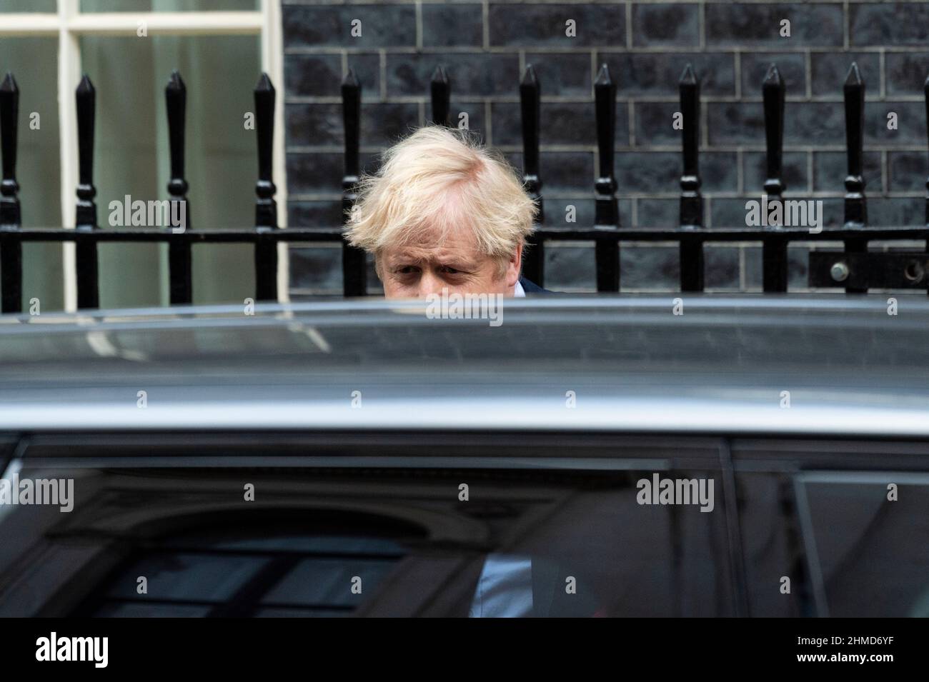 London, Großbritannien. 9. Februar 2022. Boris Johnson, Premierminister, verlässt die Downing Street 10, um Fragen des Premierministers (PMQs) im Unterhaus zu stellen. Der Premierminister steht unter dem Druck der Abgeordneten, sich für Kommentare zu entschuldigen oder sich zurückzuziehen, die der Labour-Vorsitzende Kier Starmer in der vergangenen Woche bei der Fragestunde im Zusammenhang mit dem Fall Jimmy Saville abgegeben hat. Kredit: Stephen Chung/Alamy Live Nachrichten Stockfoto London, Großbritannien. 9. Februar 2022. Boris Johnson, Premierminister, verlässt die Downing Street 10, um Fragen des Premierministers (PMQs) im Unterhaus zu stellen. Der Premierminister steht unter dem Druck der Abgeordneten, sich für Kommentare zu entschuldigen oder sich zurückzuziehen, die der Labour-Vorsitzende Kier Starmer in der vergangenen Woche bei der Fragestunde im Zusammenhang mit dem Fall Jimmy Saville abgegeben hat. Kredit: Stephen Chung/Alamy Live Nachrichten Stockfoto