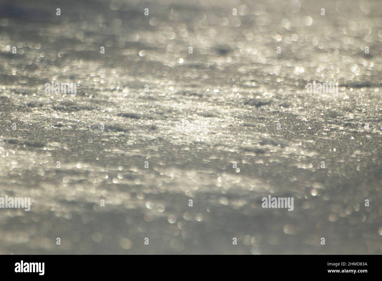 Schneestruktur. Schneehintergrund. Kalte Oberfläche. Die Schönheit der Natur. Morgenlicht. Stockfoto