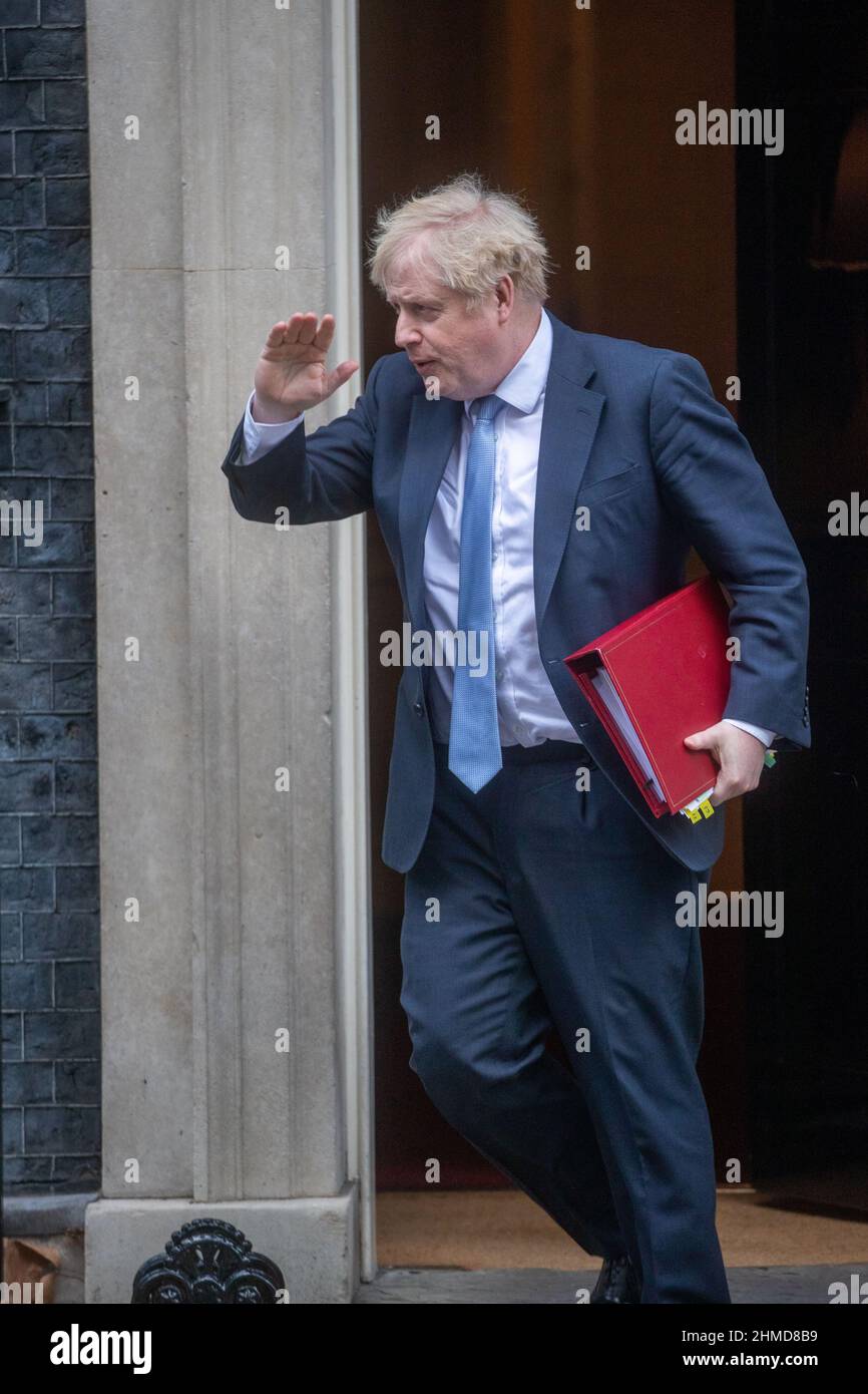 London, Großbritannien. 9th. Februar 2022. Premierminister Boris Johnson verlässt am 9th. Februar 2022 die Downing Street 10 zur Fragestunde im Unterhaus. Quelle: Lucy North/Alamy Live News Stockfoto