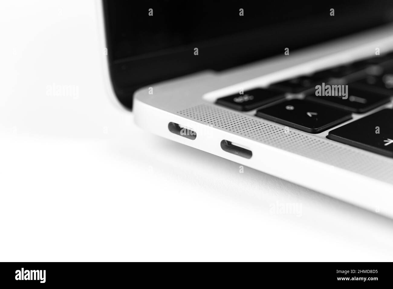 Laptop-USB-Typ-C-Ports Nahaufnahme, moderne USB-C.. Konzept der Kommunikationsperipherie Stockfoto