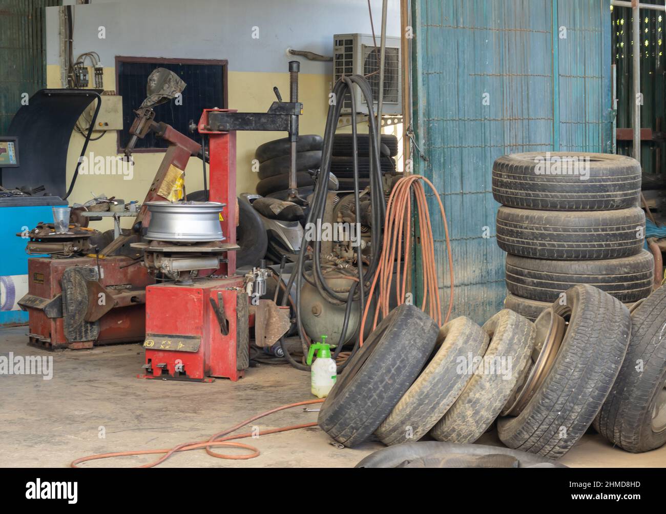 Reifen Wechsler und anderen Geräten in der Garage Stockfoto