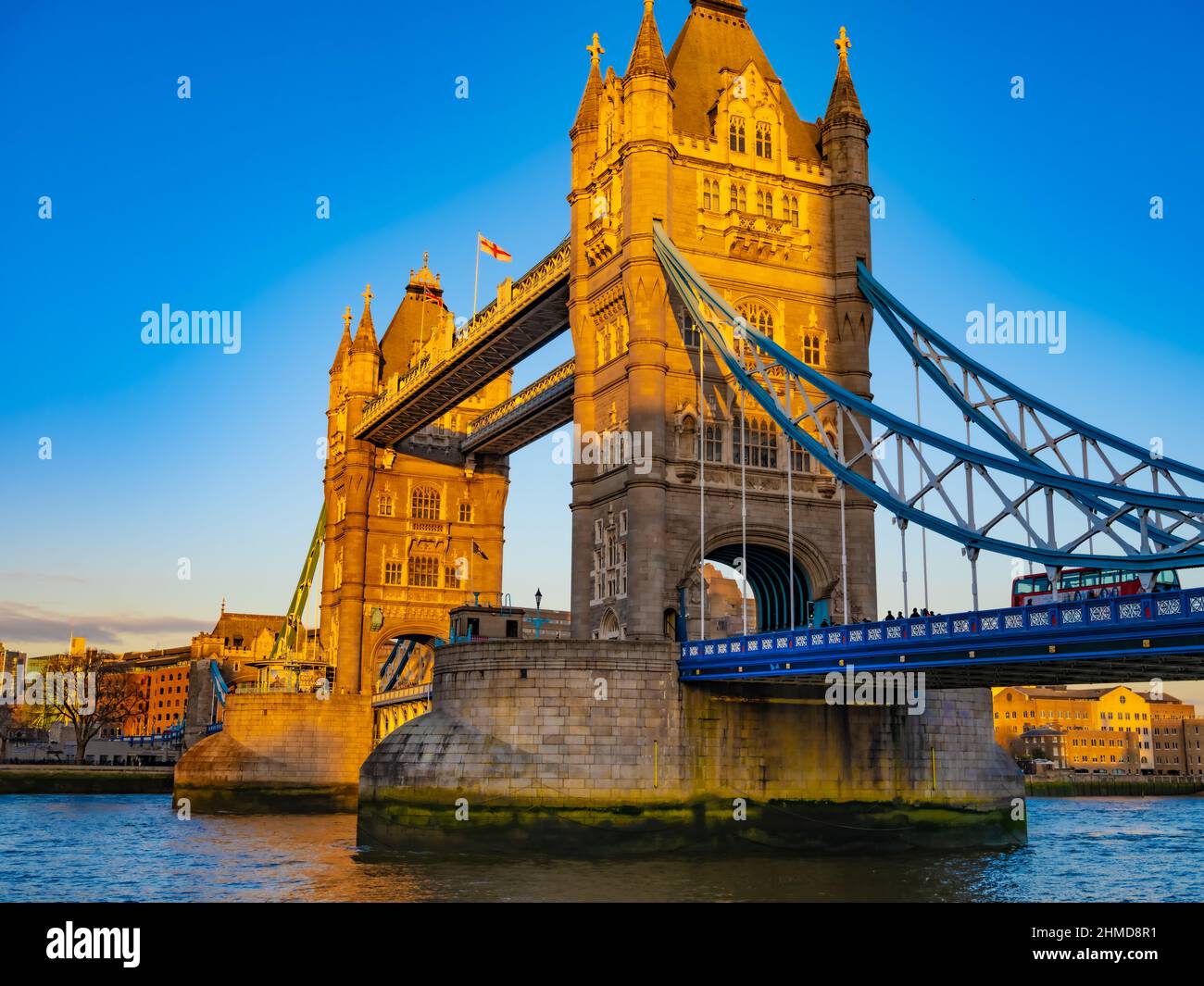 Tower Bridge, London, Sonnenuntergang mit rotem Bus Stockfoto
