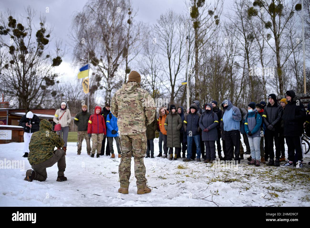 LVIV, UKRAINE - 5. FEBRUAR 2022 - Instruktoren lehren Menschen während einer groß angelegten Übung, um Zivilisten auf die von der Lv organisierten Feindseligkeiten vorzubereiten Stockfoto