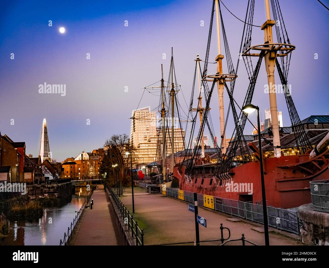 Tabacco Dock Dämmerung, Piratenschiff, mit Vollmond und Shard. Stockfoto