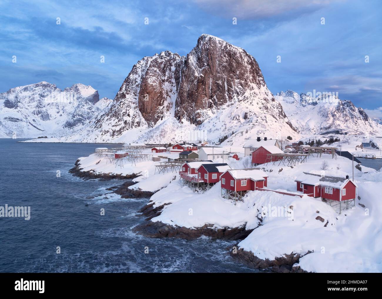 Klassische Ansicht des Fischerdorfes Hamnoy, in der Nähe von reine in Norwegen, Lofoten-Inseln. Stockfoto