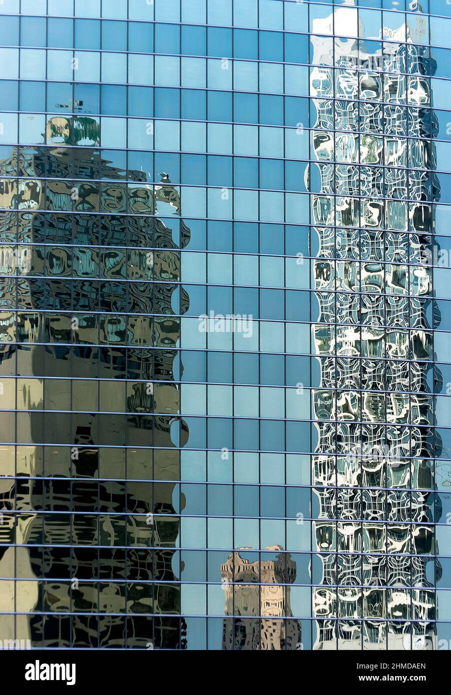 Abstrakte Spiegelungen von Gebäuden in der gebogenen grünen Glasfassade façade von 333 Wacker Drive, Chicago, Illinois Stockfoto