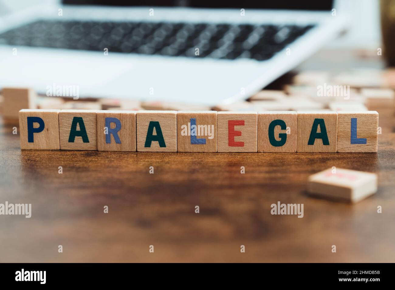Paralegal Wort präsentiert von Holzbuchstabenwürfel - Konzept. Hochwertige Fotos Stockfoto