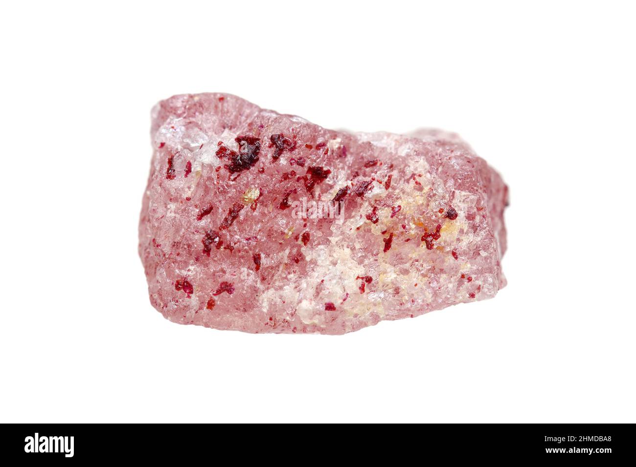 Natürlicher, rauer Erdbeerquarz (eine seltene Quarzsorte, die rote Einschlüsse von Eisenoxid enthält) auf weißem Hintergrund (flacher dof) Stockfoto