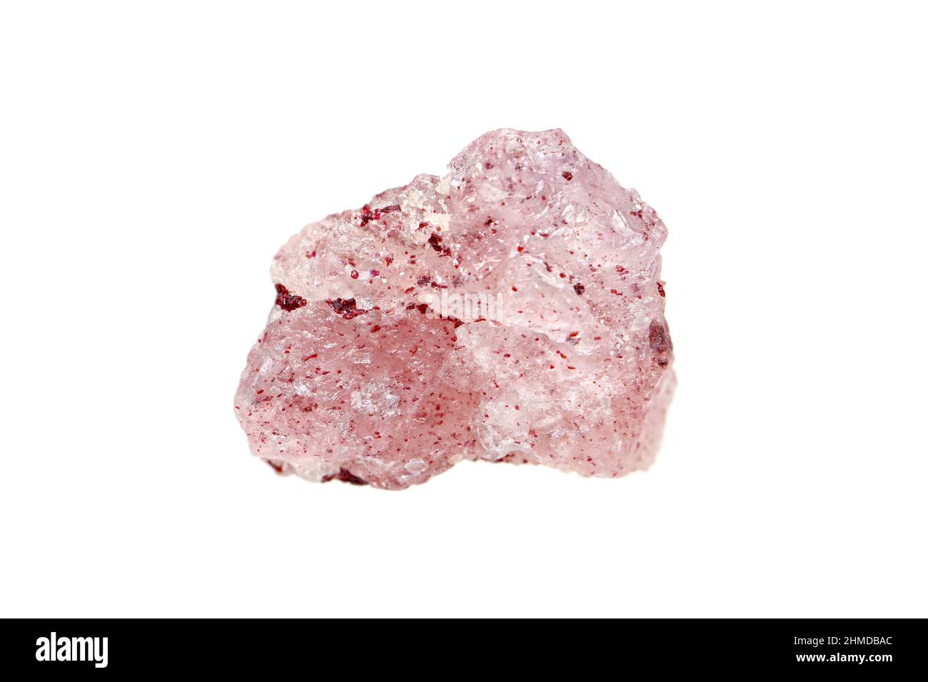 Nahaufnahme natürlicher Roherdbeerquarz (eine seltene Quarzsorte, die rote Einschlüsse von Eisenoxid enthält) auf weißem Hintergrund (flacher dof) Stockfoto