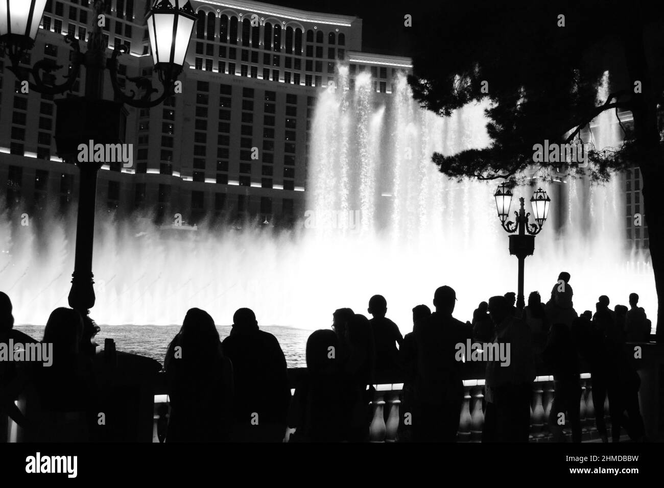 Eine Menge Leute genießen die Brunnen und Lichter in Las Vegas, NV an einem heißen Augustabend Stockfoto