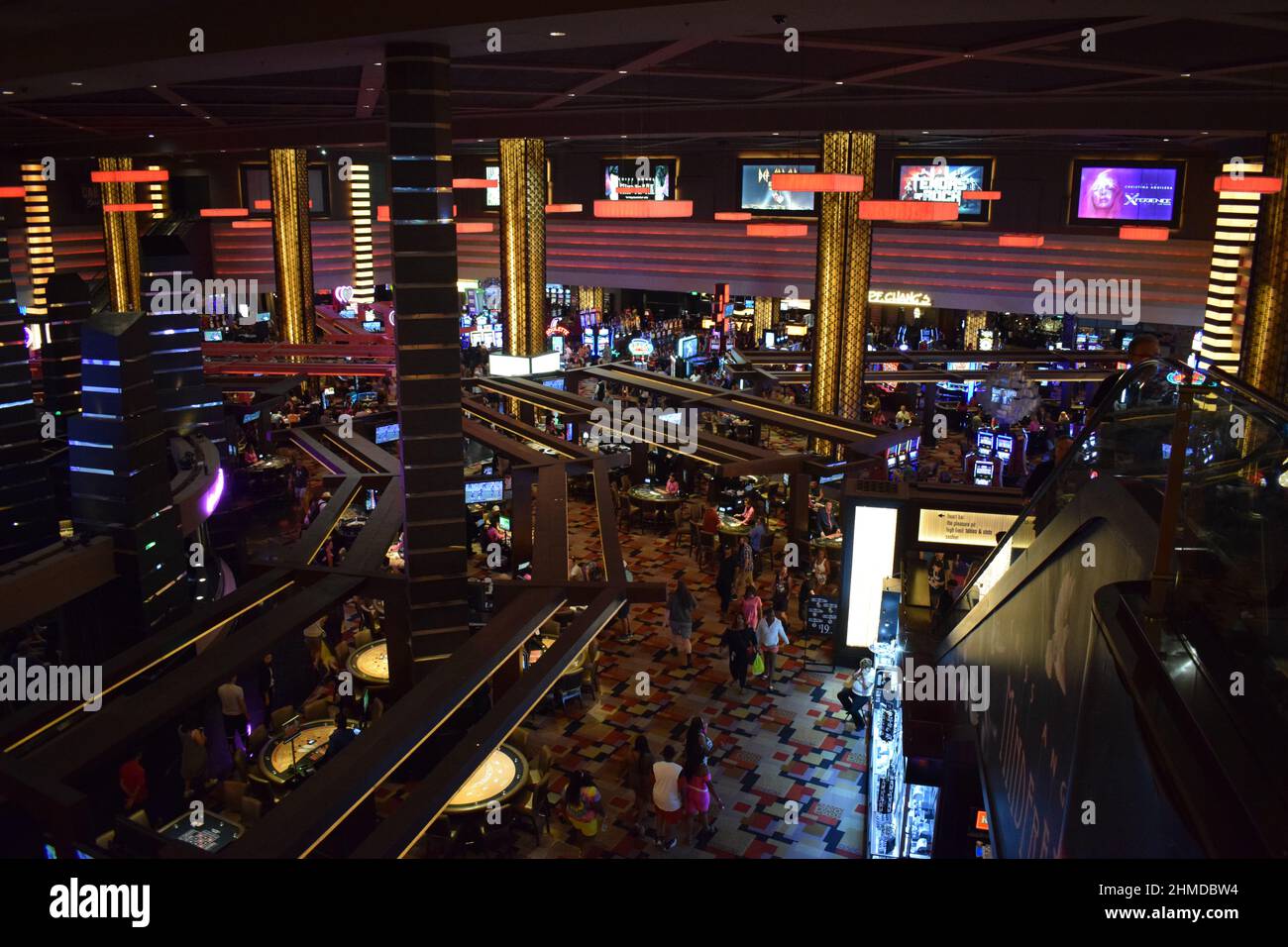 Ängstliche Spieler drängen sich in Las Vegas auf eine Casino-Etage mit der Hoffnung, zu gewinnen. Nachtleben in Nevada, Spielspaß und Spannung. Stockfoto