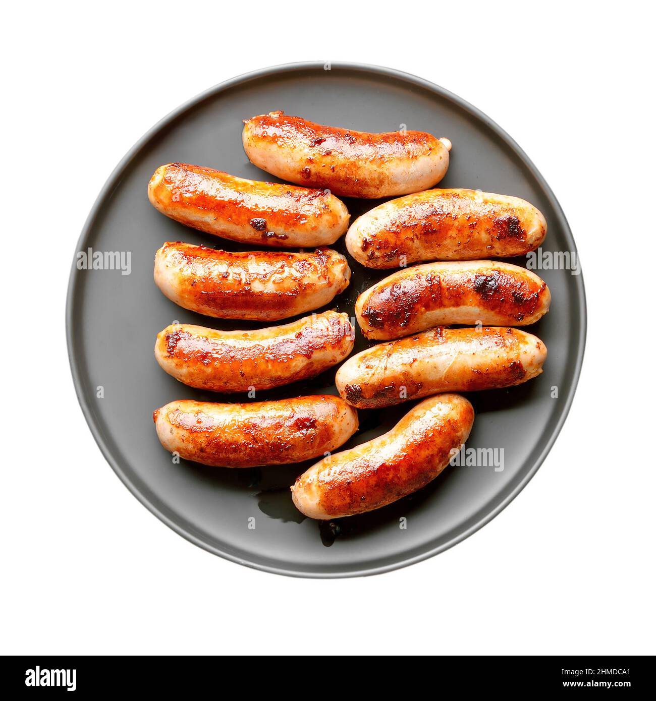 Gebratene Wurst auf isoliertem weißem Hintergrund. Draufsicht, flach liegend Stockfoto