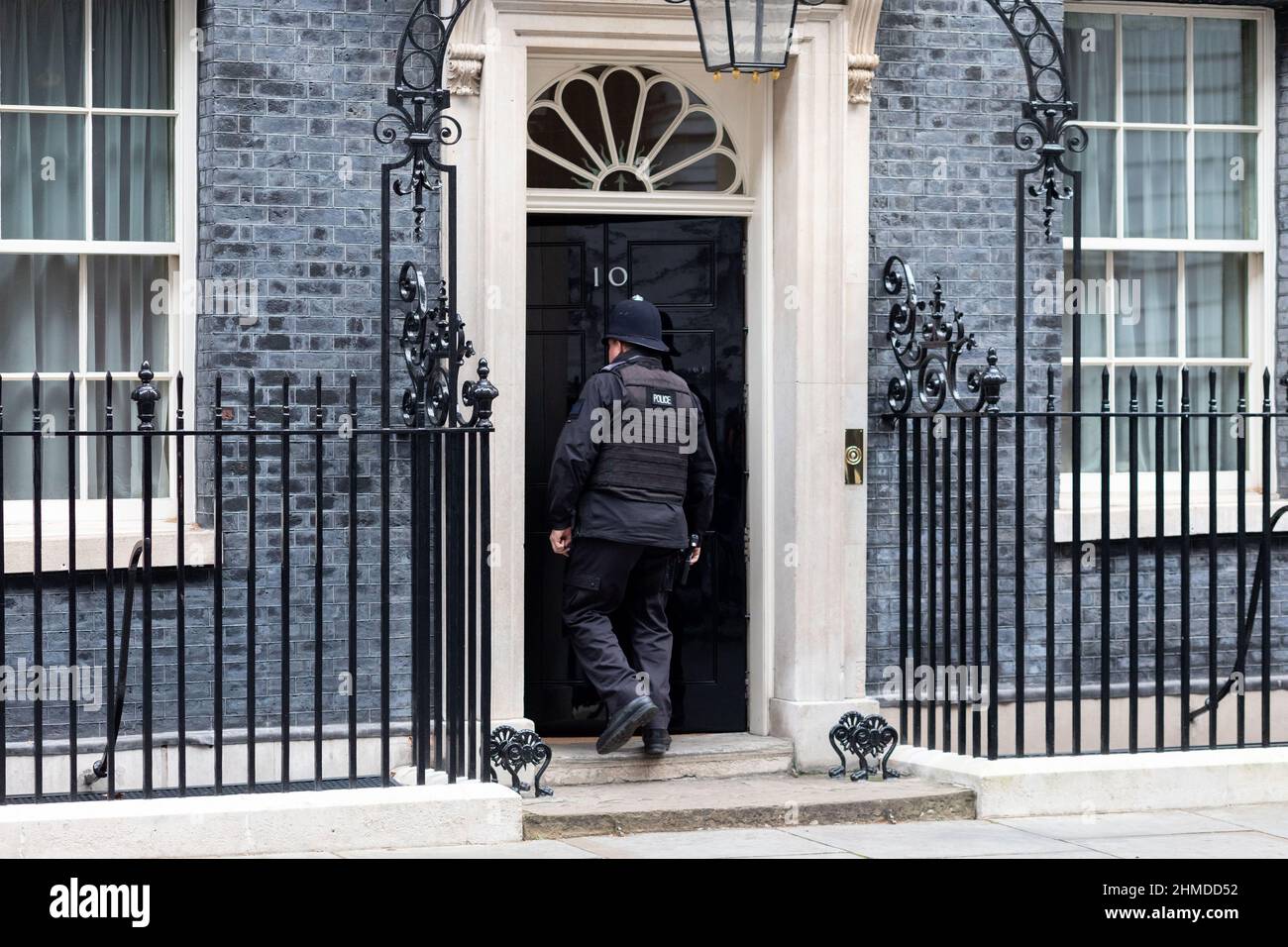 Wachmann steht vor der Downing Street Nr. 10. Stockfoto