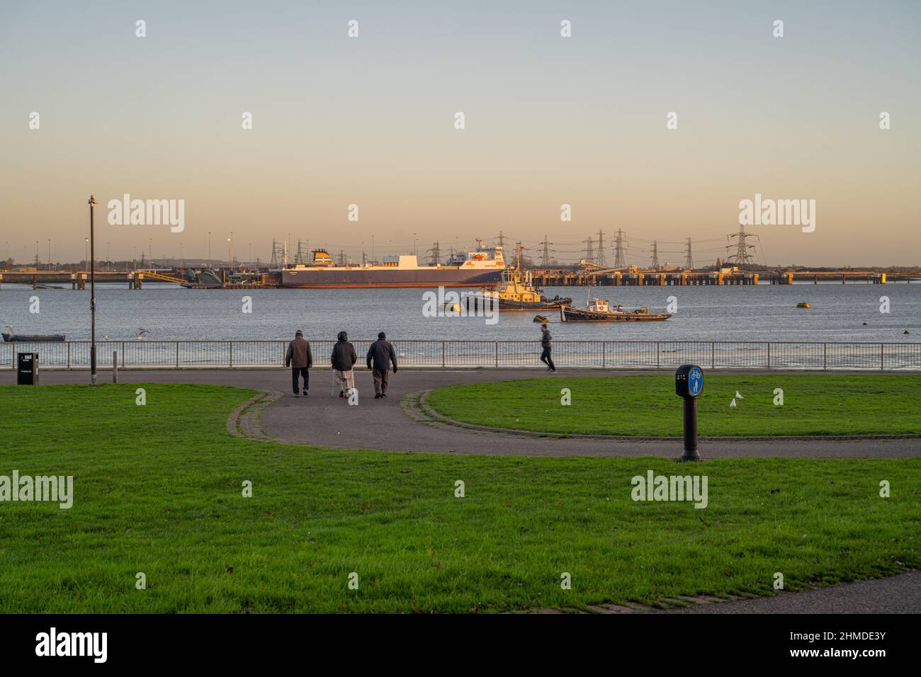 Thames Shipping vertäute an einem Wintermorgen vor Gravsend und Tilbury 2 im Morgengrauen aus dem Riverside Leisure Area Gravesend Kent Stockfoto