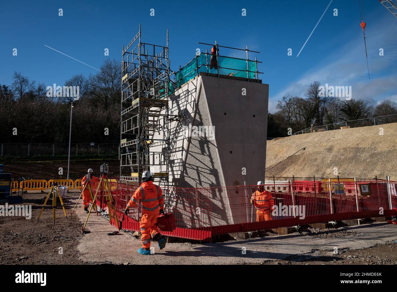 Ein Betonpier auf dem HS2/Align Compound in Rickmansworth, Hertfordshire, wo Segmente für die längste Eisenbahnbrücke Großbritanniens auf dem Colne Valley Viadukt der Hochgeschwindigkeitsbahn von HS2 am nordwestlichen Stadtrand von London gebaut werden. Bilddatum: Mittwoch, 9. Februar 2022. Stockfoto