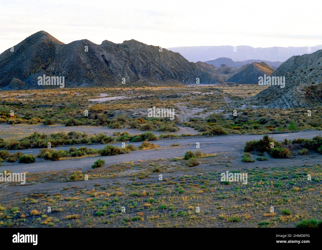 PAISAJE DESERTICO TIPICO CON LA SIERRA ALHAMILLA. Lage: AUSSEN. TABERNAS. Almería. SPANIEN. Stockfoto