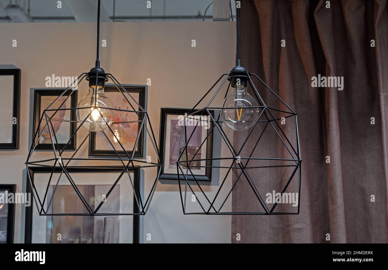 Schwarze Metalllampen mit Glühlampen im Loft-Stil. Stockfoto