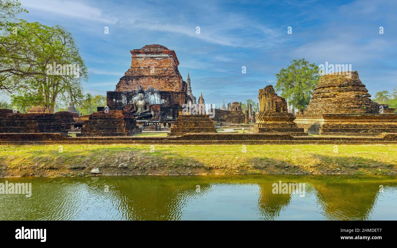 Sukhotai historischer Park, Wat Mahathat Ruinen. Einer der schönsten und sehenswertesten Orte in Thailand. Beliebtes Reiseziel bei einem Besuch in Southe Stockfoto