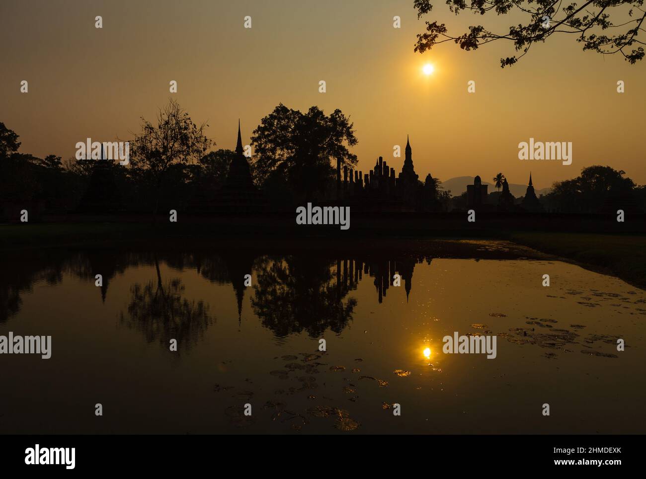 Sukhotai historischer Park, Wat Mahathat Ruinen bei Sonnenuntergang. Einer der schönsten und sehenswertesten Orte in Thailand. Beliebtes Reiseziel während des Besuchs Stockfoto