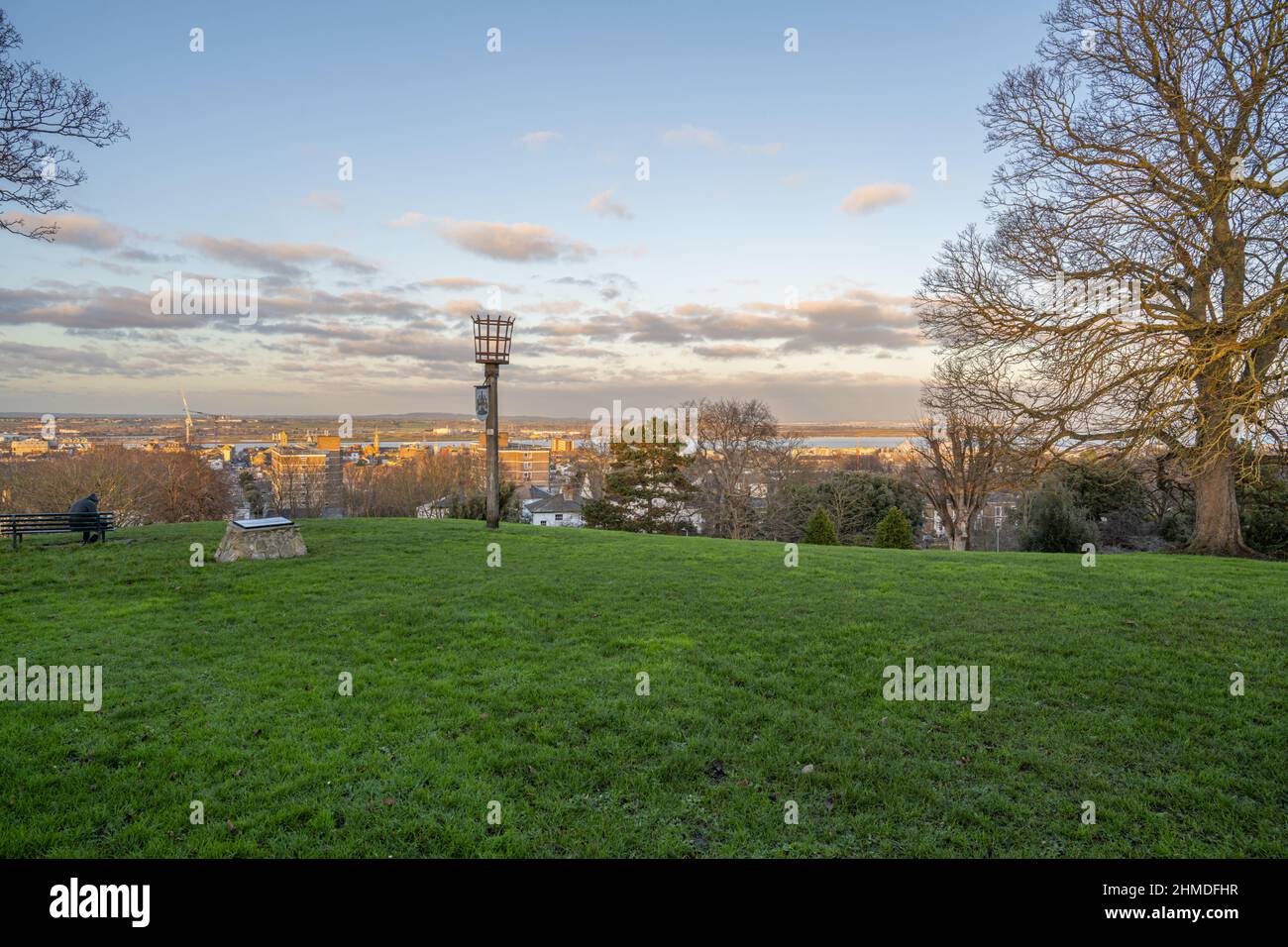 Der Blick nach Norden in Richtung Essex vom Windmill Hill, Gravesend Kent. Bei Sonnenuntergang. Stockfoto