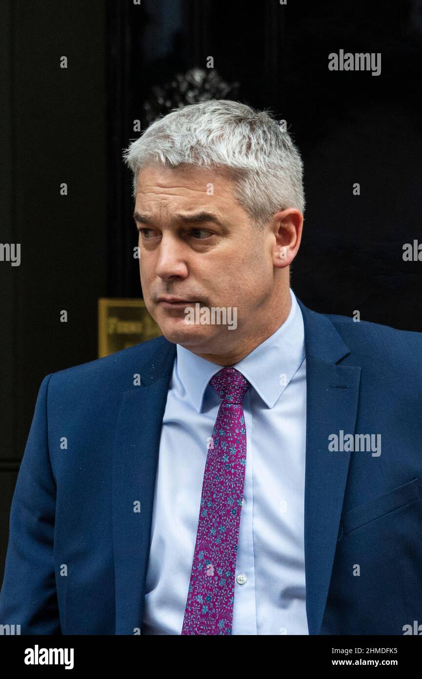 London, Großbritannien. 9. Februar 2022. Stephen Barclay, neu ernannter Stabschef der Downing Street, verlässt die Downing Street 10, um Fragen des Premierministers (PMQs) im Unterhaus zu stellen. Der Stabschef gilt als der ranghöchste politische Beauftragte im Büro des Premierministers. Kredit: Stephen Chung / Alamy Live Nachrichten Stockfoto London, Großbritannien. 9. Februar 2022. Stephen Barclay, neu ernannter Stabschef der Downing Street, verlässt die Downing Street 10, um Fragen des Premierministers (PMQs) im Unterhaus zu stellen. Der Stabschef gilt als der ranghöchste politische Beauftragte im Büro des Premierministers. Kredit: Stephen Chung / Alamy Live Nachrichten Stockfoto