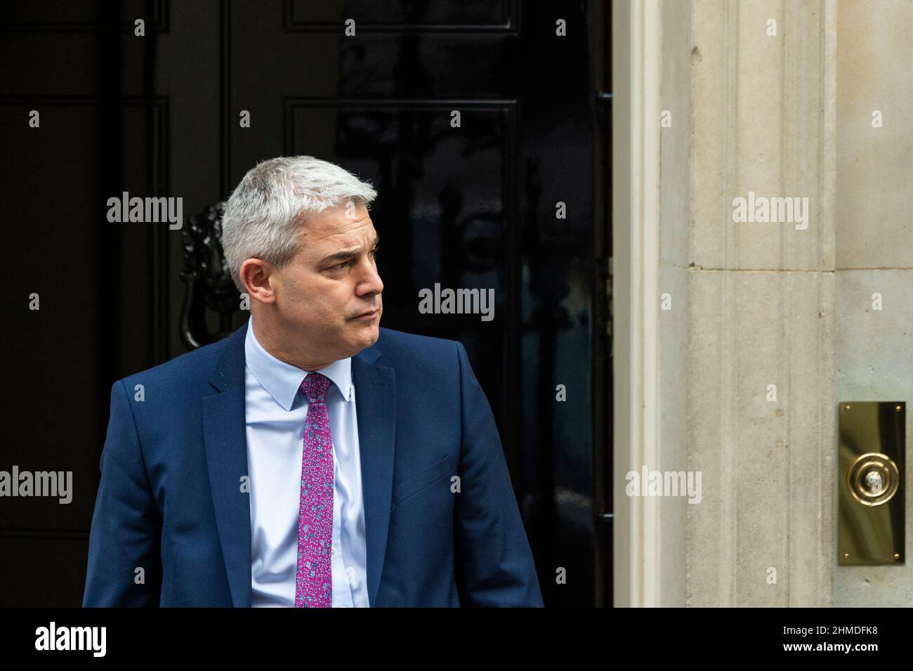 London, Großbritannien. 9. Februar 2022. Stephen Barclay, neu ernannter Stabschef der Downing Street, verlässt die Downing Street 10, um Fragen des Premierministers (PMQs) im Unterhaus zu stellen. Der Stabschef gilt als der ranghöchste politische Beauftragte im Büro des Premierministers. Kredit: Stephen Chung / Alamy Live Nachrichten Stockfoto London, Großbritannien. 9. Februar 2022. Stephen Barclay, neu ernannter Stabschef der Downing Street, verlässt die Downing Street 10, um Fragen des Premierministers (PMQs) im Unterhaus zu stellen. Der Stabschef gilt als der ranghöchste politische Beauftragte im Büro des Premierministers. Kredit: Stephen Chung / Alamy Live Nachrichten Stockfoto