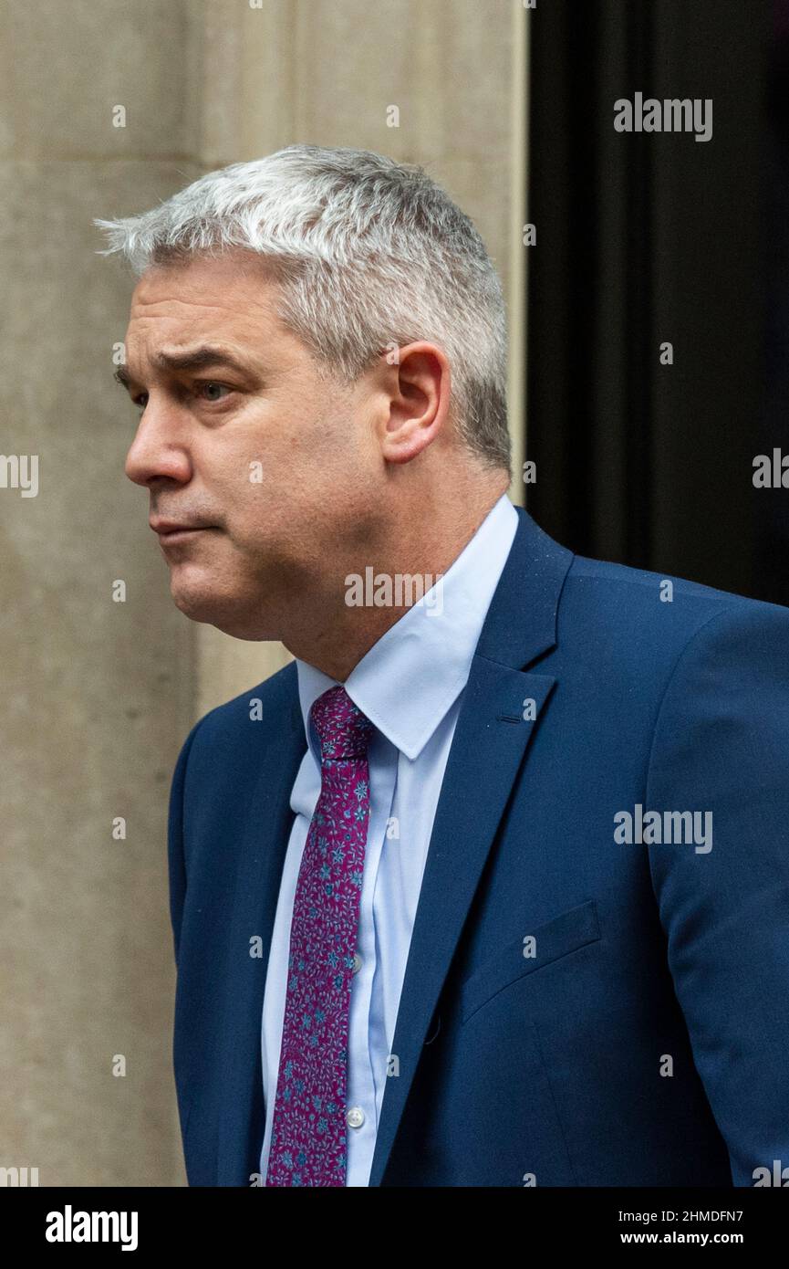 London, Großbritannien. 9. Februar 2022. Stephen Barclay, neu ernannter Stabschef der Downing Street, verlässt die Downing Street 10, um Fragen des Premierministers (PMQs) im Unterhaus zu stellen. Der Stabschef gilt als der ranghöchste politische Beauftragte im Büro des Premierministers. Kredit: Stephen Chung / Alamy Live Nachrichten Stockfoto London, Großbritannien. 9. Februar 2022. Stephen Barclay, neu ernannter Stabschef der Downing Street, verlässt die Downing Street 10, um Fragen des Premierministers (PMQs) im Unterhaus zu stellen. Der Stabschef gilt als der ranghöchste politische Beauftragte im Büro des Premierministers. Kredit: Stephen Chung / Alamy Live Nachrichten Stockfoto