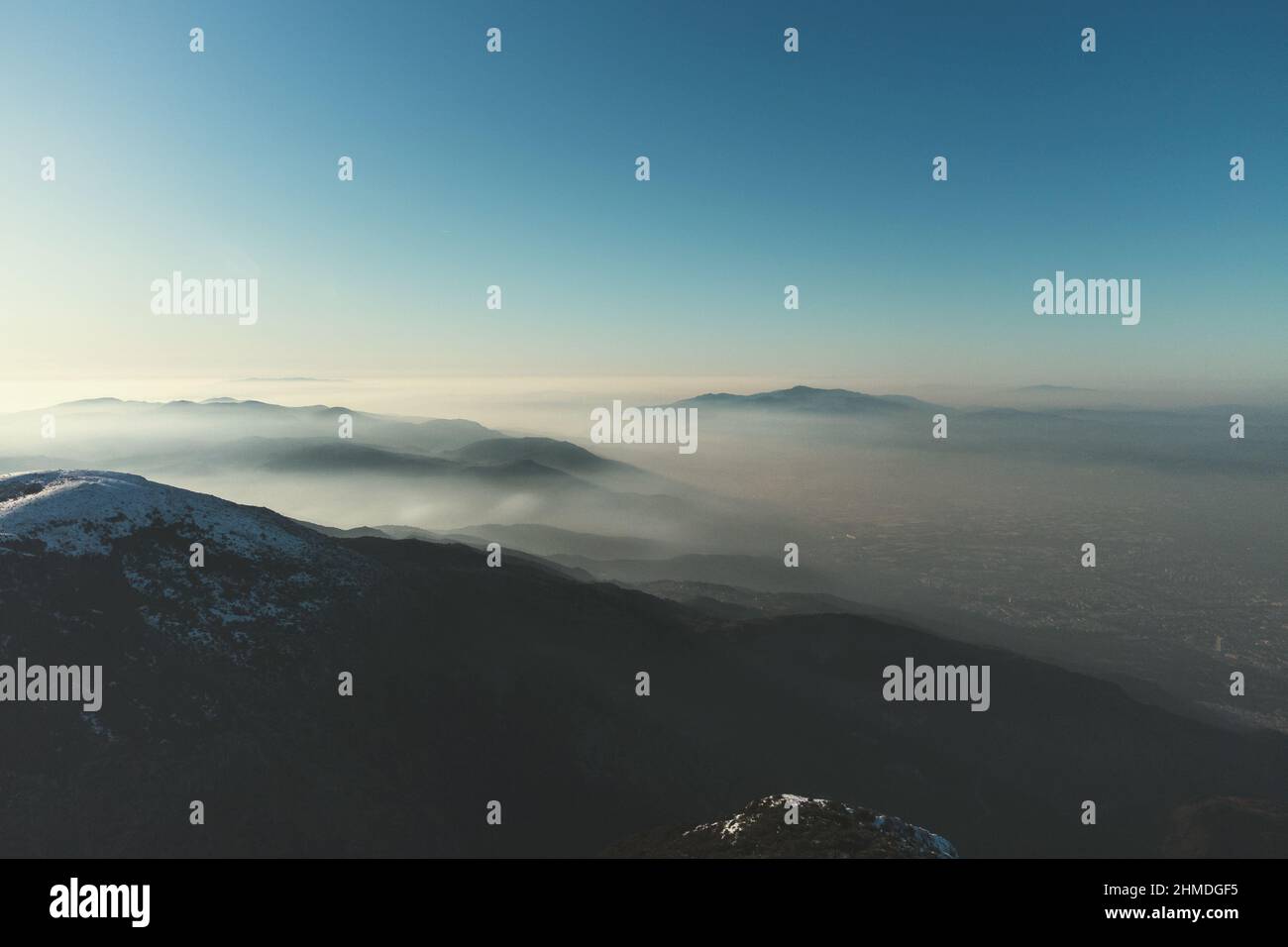 Berglandschaft mit einigen Wolken über ihnen in der Wintersaison. Stockfoto