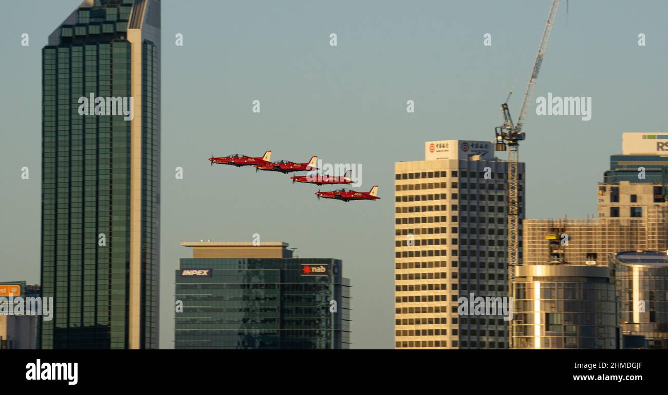 PC-21-Flugzeuge fliegen am Australia Day durch Perth City Stockfoto