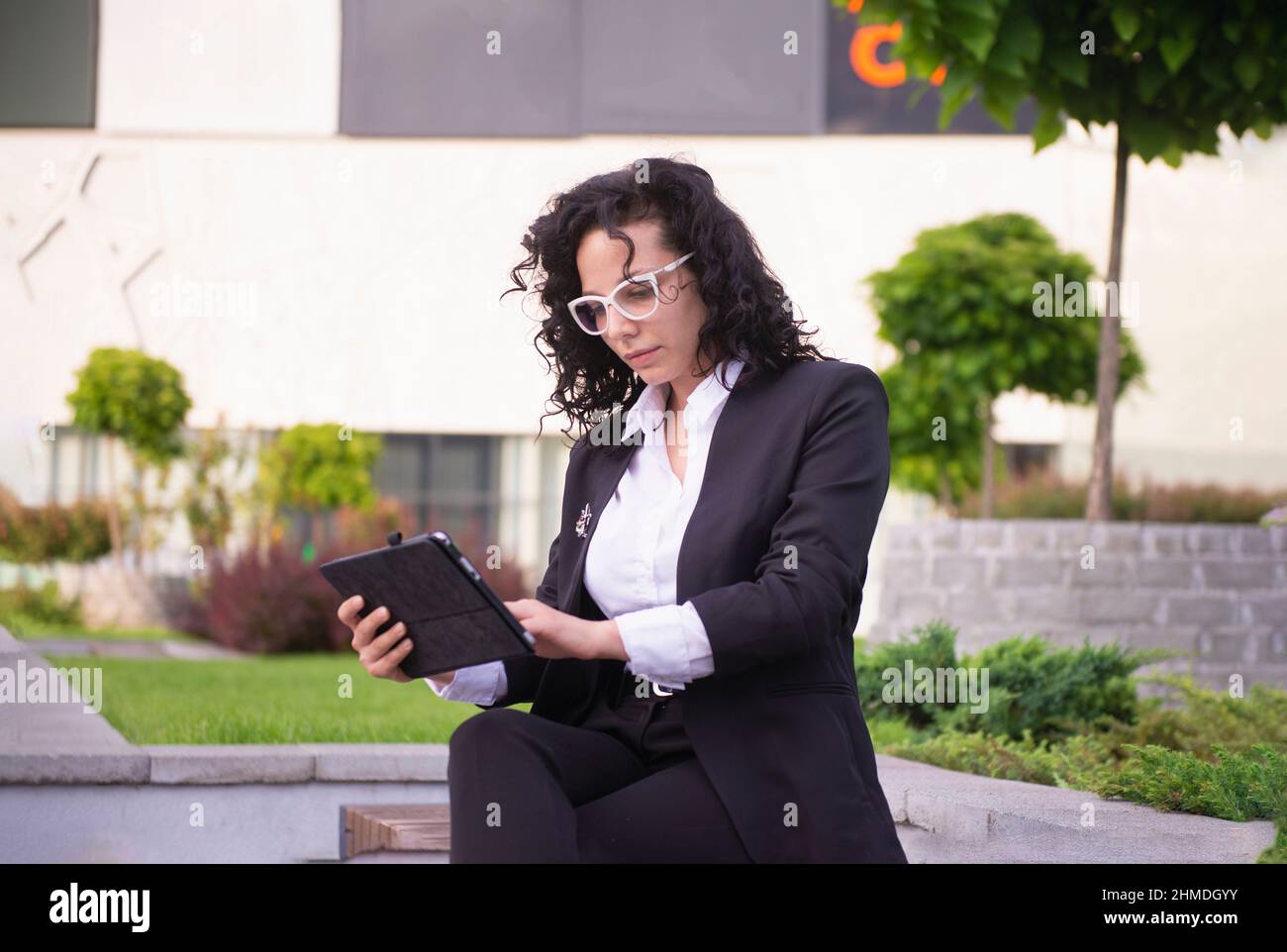 Eine Frau, die Nachrichten auf ihrem Tablet liest Stockfoto