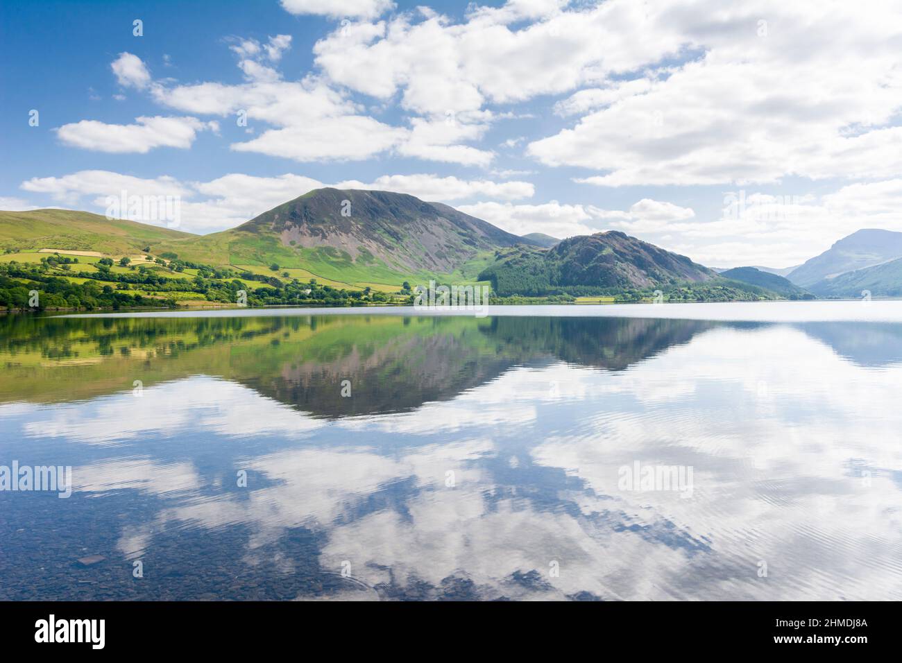 Banna Fell, Herdus, Great Borne und Bowness Knott spiegeln sich im Ennerdale Water im English Lake District National Park, Cumbria, England. Stockfoto