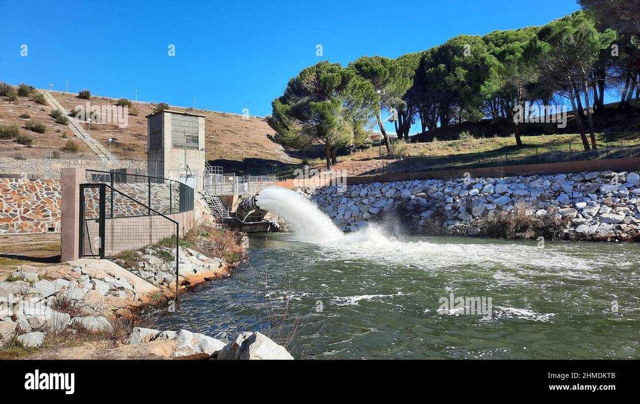 Der Stausee El Pardo in der Gemeinde Madrid, der Wasser in den Fluss Manzanares abgibt. Pinien im Hintergrund, in Spanien. Europa. Horizontal Stockfoto