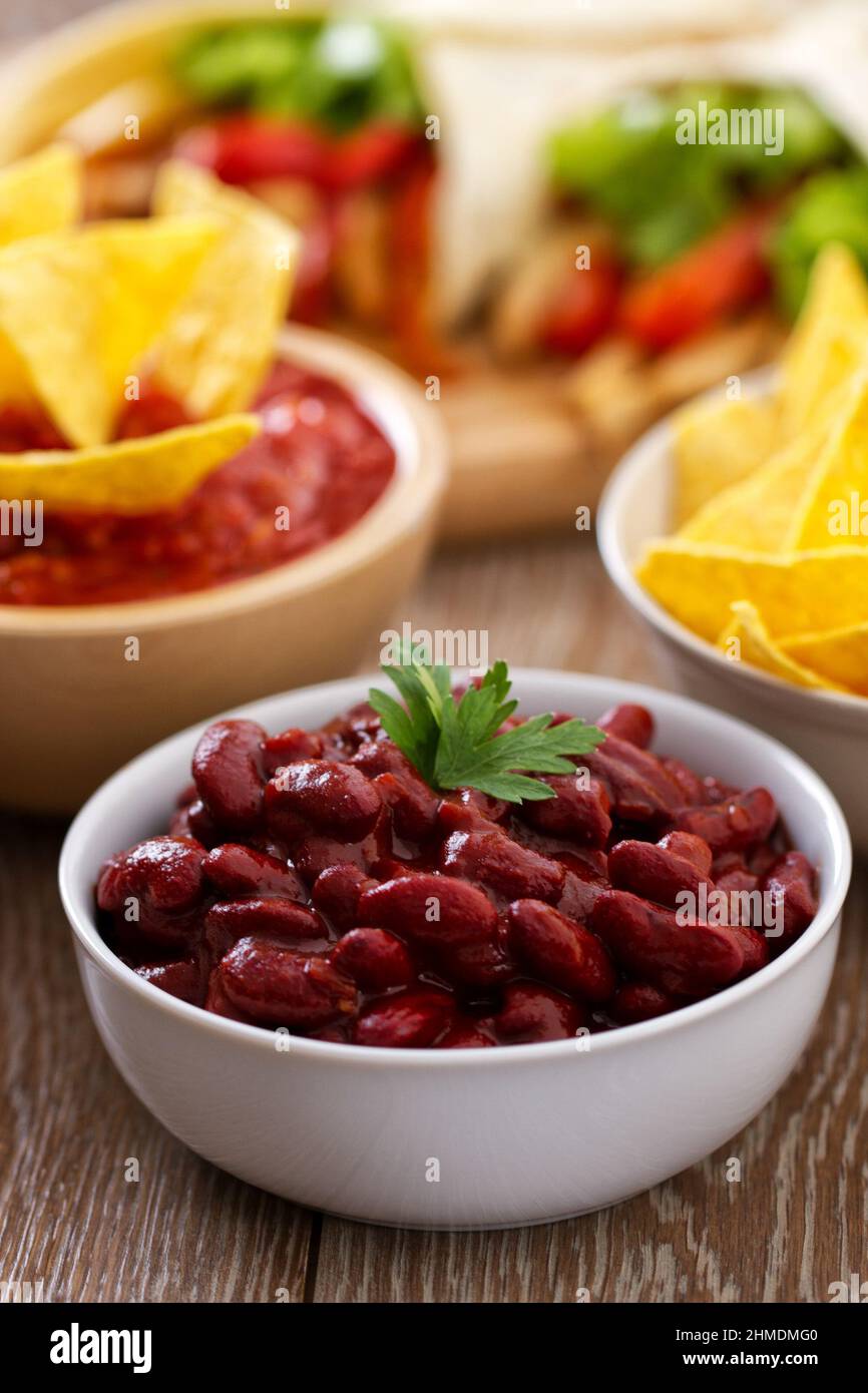 Vegetarisches Chili mit roten Bohnen auf einem Teller. Stockfoto