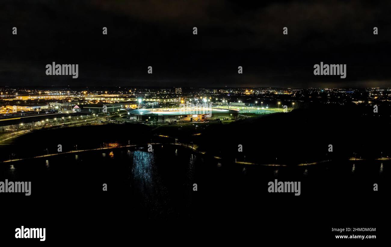 Eine Luftaufnahme bei Nacht des Doncaster Rovers Stadions und des Lakeside Sports Complex in Doncaster, South Yorkshire, Großbritannien Stockfoto
