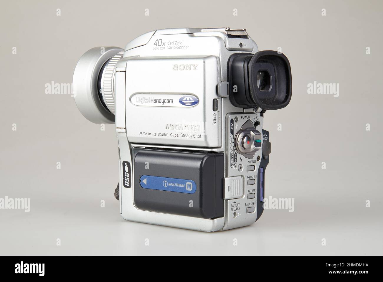 Brüssel, Belgien, 9. Februar 2022: Sony Digital Video Handycam aus der Seitenansicht Stockfoto