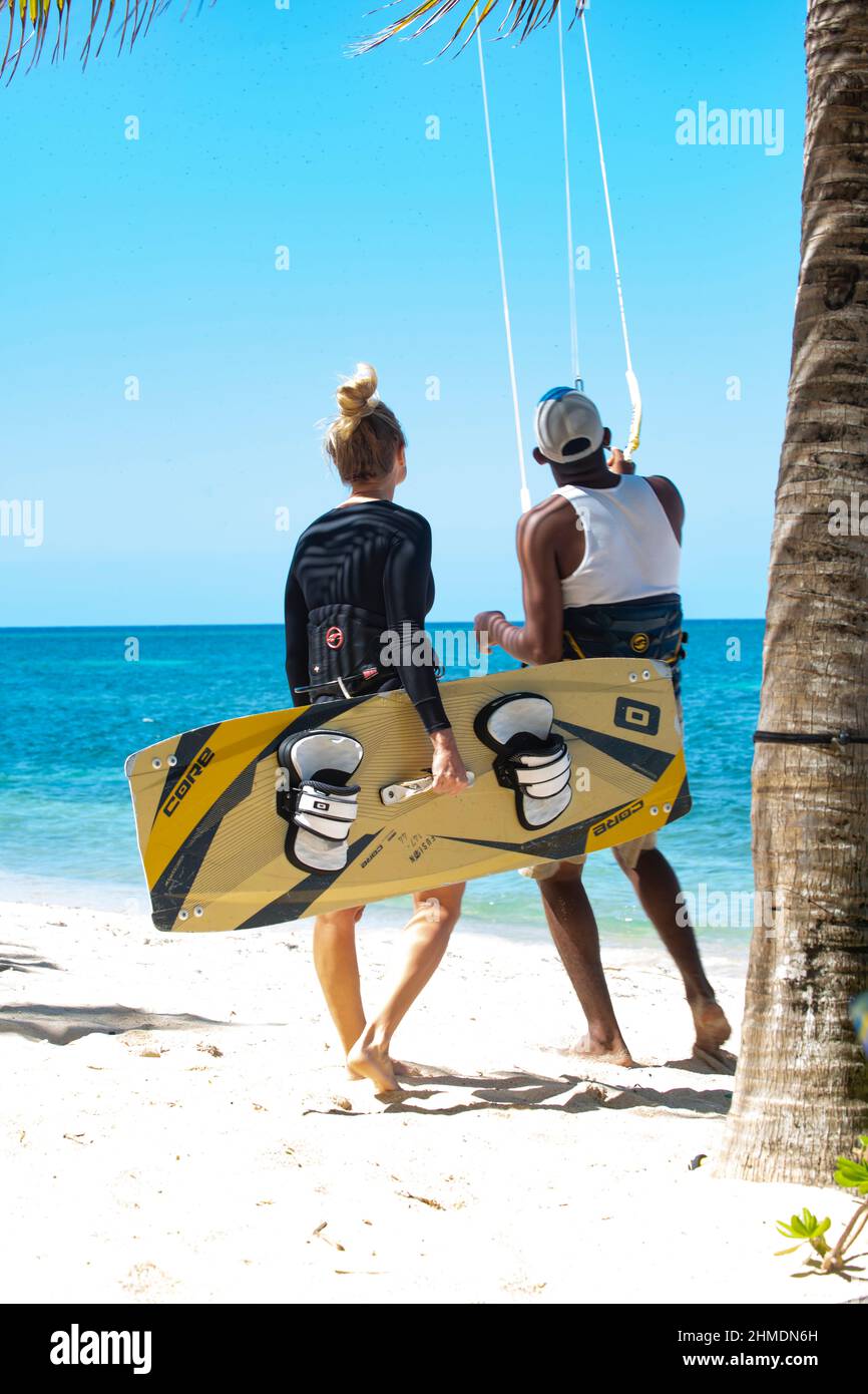 Frau mit Kitesurfing Board Stockfoto