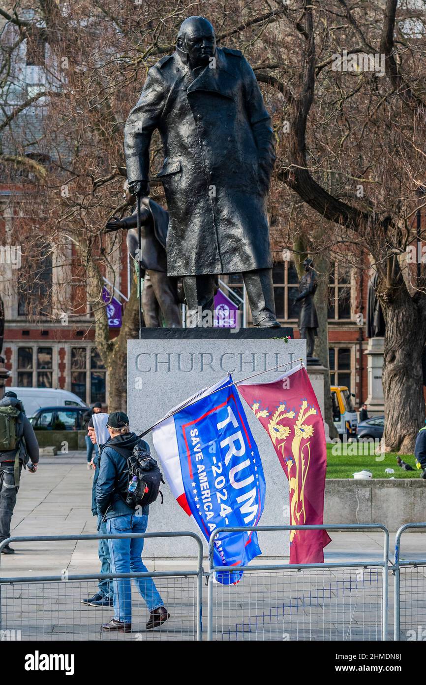 London, Großbritannien. 9th. Februar 2022. Eine kleine Partei, die für den brexit und pro-trump-Anhänger ist, wird von der Statue von Winston Churchill, den Demonstranten in Westminster am Tag der PMQ, heruntergeschaut. Boris Johnsons kehrt zu den Fragen des Premierministers (PMQ) zurück, während seine schwierigen Zeiten andauern. Kredit: Guy Bell/Alamy Live Nachrichten Stockfoto