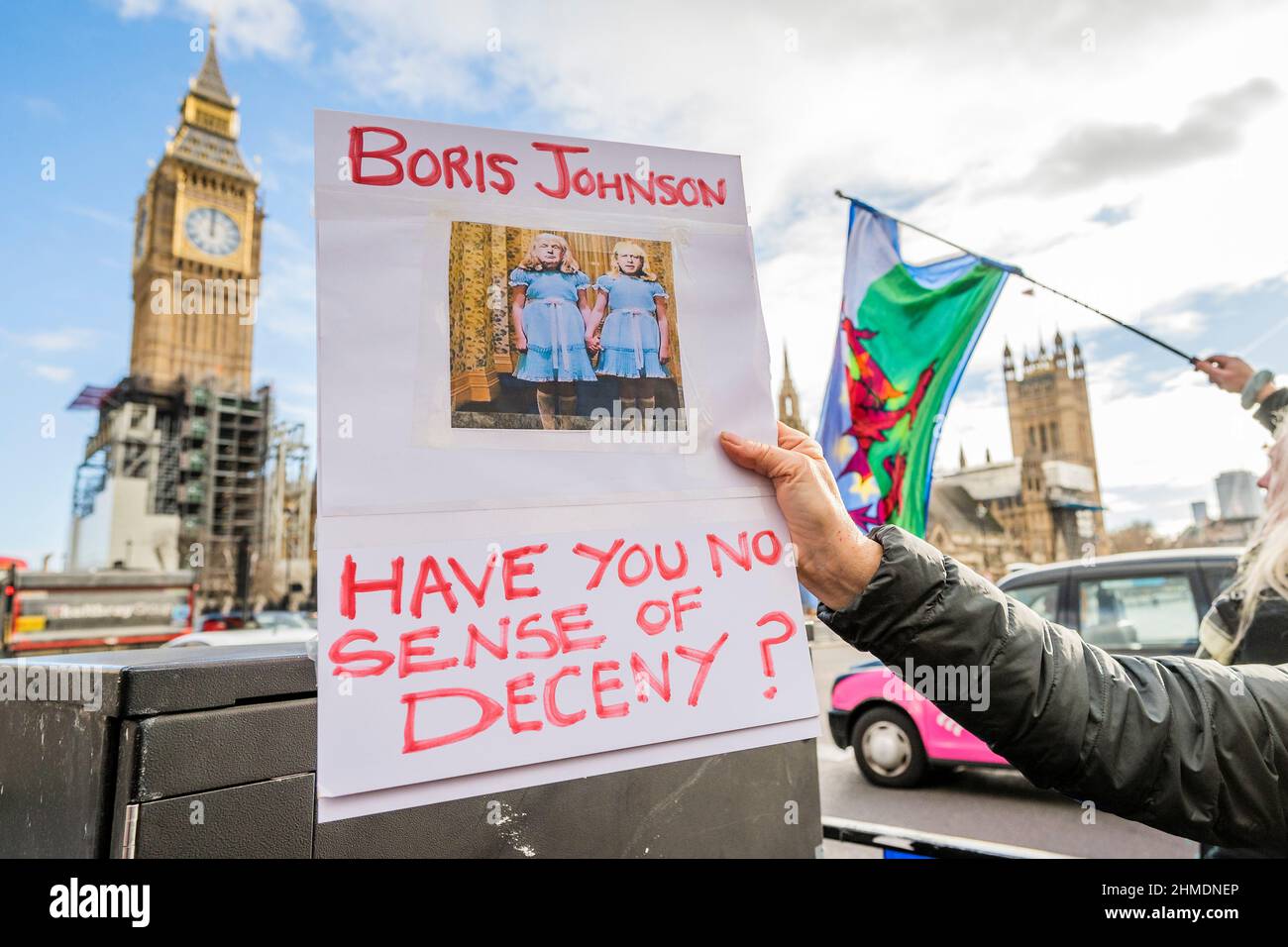 London, Großbritannien. 9th. Februar 2022. SODEM (Pro EU)-Protest, angeführt von Steve Bray, beschuldigt nun den Premierminister und seine Partei, am Tag der PMQ-Kundgebung „korrupt“ und „Lügner“ zu sein - Demonstranten in Westminster. Boris Johnsons kehrt zu den Fragen des Premierministers (PMQ) zurück, während seine schwierigen Zeiten andauern. Kredit: Guy Bell/Alamy Live Nachrichten Stockfoto