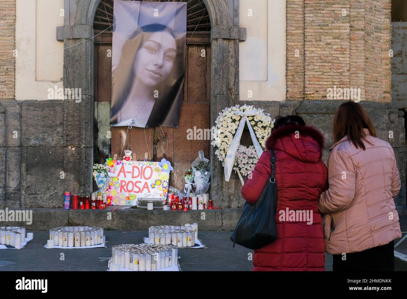 Rosa Alfieri, Menschenmenge bei der Beerdigung in Grumo Nevano für die 23-Jährige, die vom Nachbarn Elpidio D'Ambra, 31, erwürgt wurde, jetzt wegen Mordes im Gefängnis Stockfoto