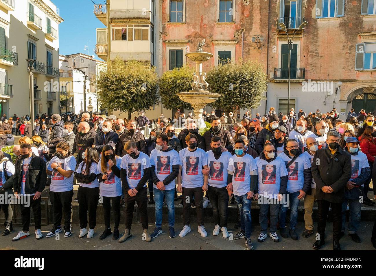 Rosa Alfieri, Menschenmenge bei der Beerdigung in Grumo Nevano für die 23-Jährige, die vom Nachbarn Elpidio D'Ambra, 31, erwürgt wurde, jetzt wegen Mordes im Gefängnis Stockfoto