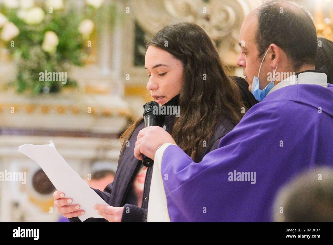 Rosa Alfieri, Menschenmenge bei der Beerdigung in Grumo Nevano für die 23-Jährige, die vom Nachbarn Elpidio D'Ambra, 31, erwürgt wurde, jetzt wegen Mordes im Gefängnis Stockfoto