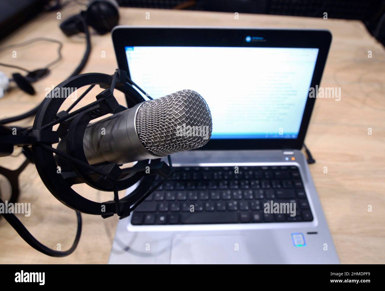 Clouse-up eines Studio-Mikrofon-Set im leeren Radiostudio, Laptop und andere Geräte auf einem Hintergrund Stockfoto