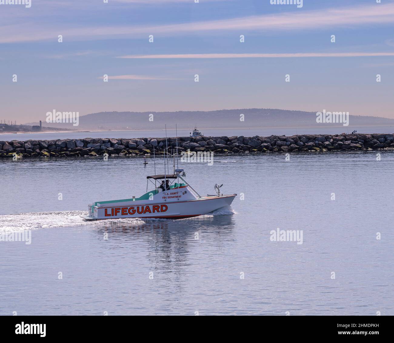 Marina Del Rey, CA - 8. Februar 2022: An L.A. Das County Lifeguard-Boot fährt den North Jetty des Marina Channel, Marina Del Rey, CA, hinauf. Stockfoto