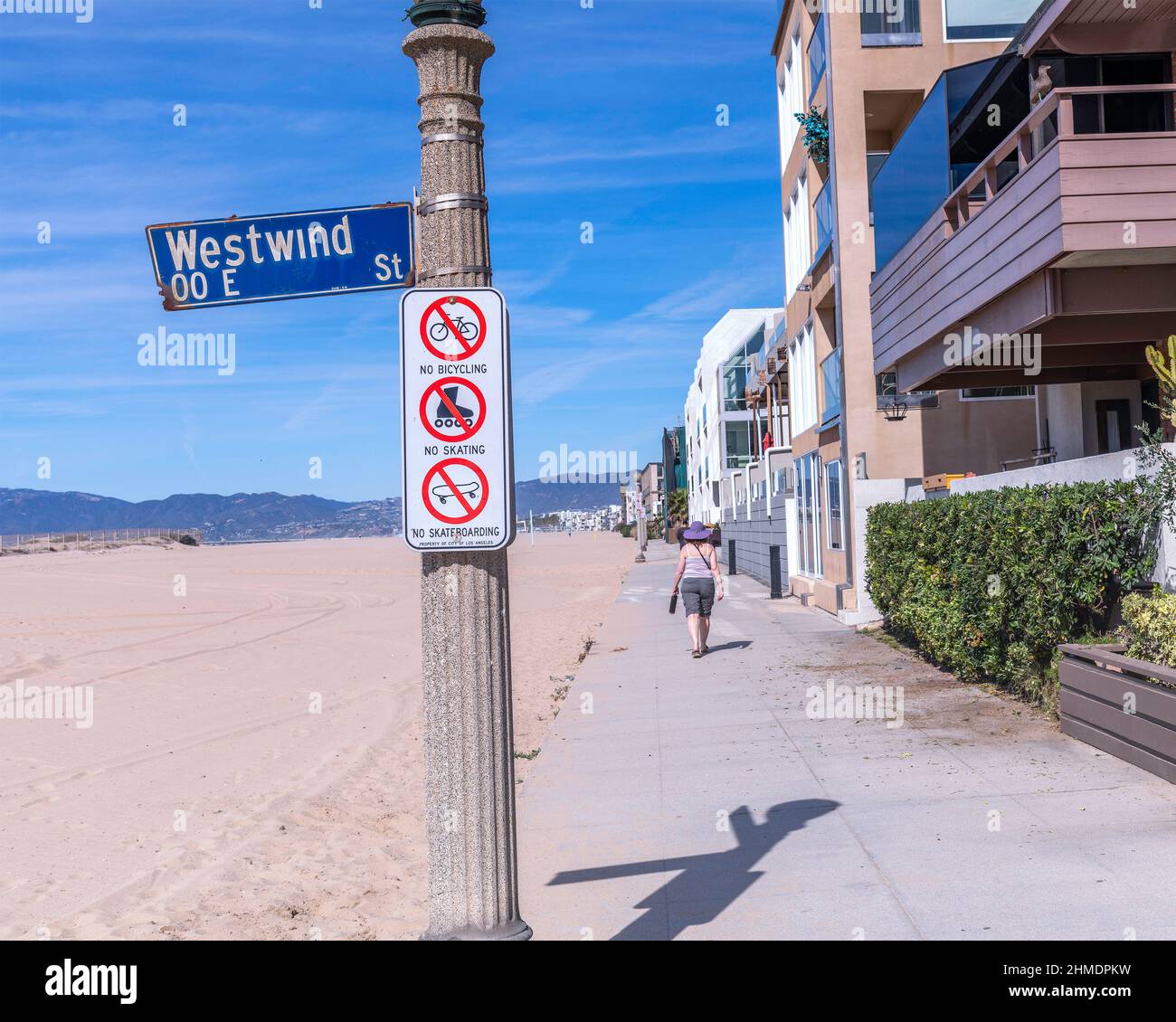 Marina Del Rey, CA - 8. Februar 2022: Kein Radfahren, kein Skaten und keine Skateboarding-Schilder sind auf einem Lampenposten in Marina Del Rey, CA, angebracht. Stockfoto