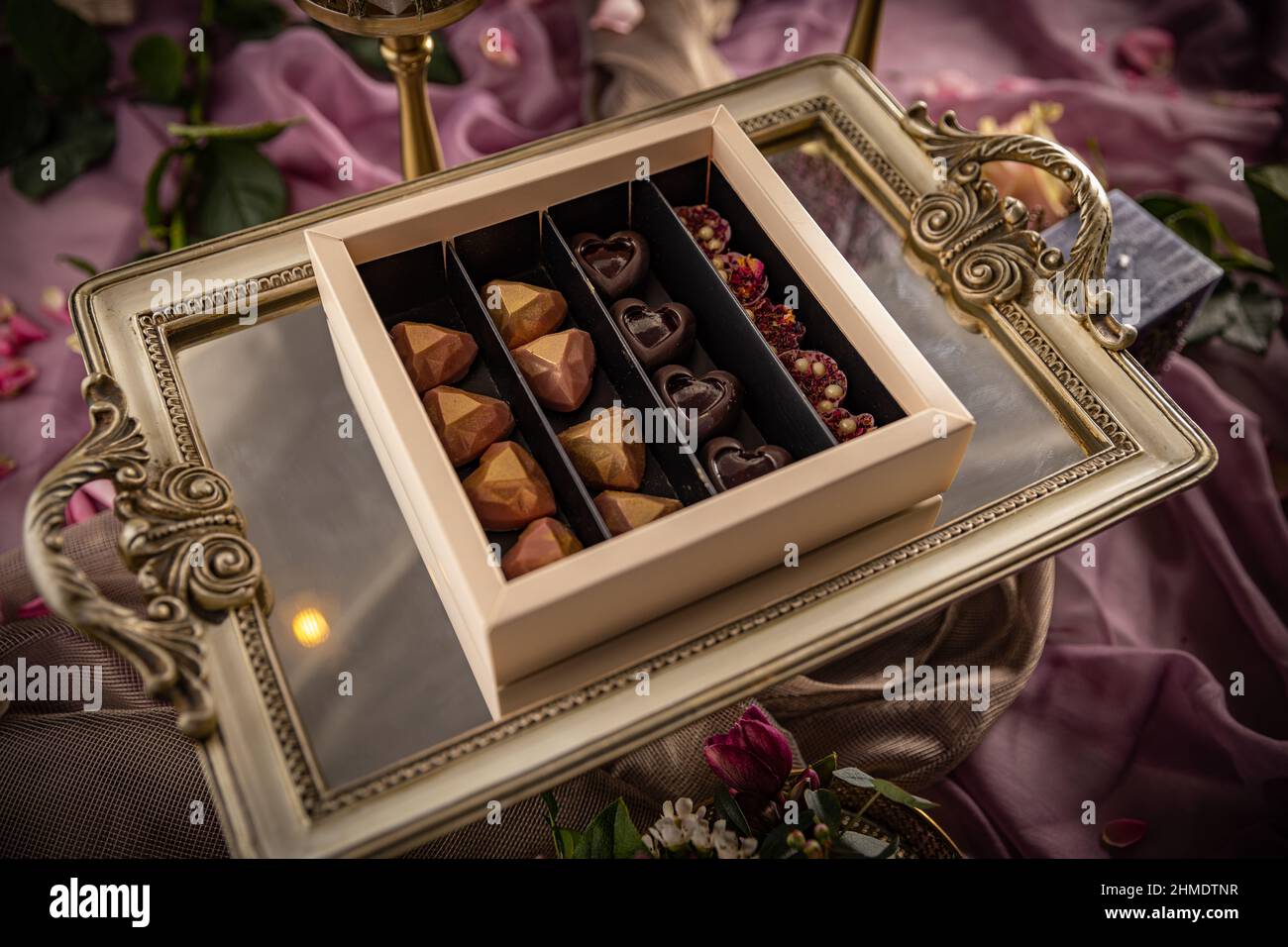 Handgemachte Praline aus Schokolade. Box mit leckeren Süßigkeiten Stockfoto