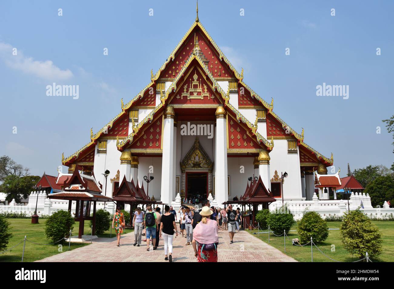 AYUTTHAYA, THAILAND, 21. März 2019, der Wihan Phra Mongkhon Bophit Tempel mit vielen Touristen Stockfoto